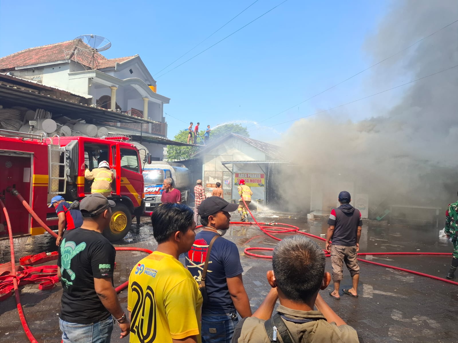Pasar Kepulungan Gempol Kebakaran Pada Sabtu Siang, Asap Hitam Membumbung Tinggi