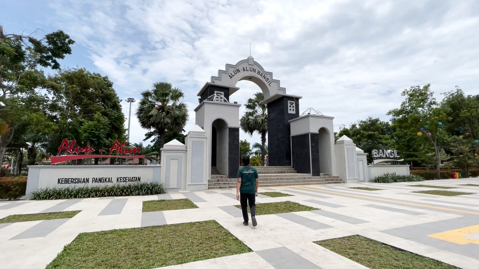 Alun-alun Bangil Pasuruan yang menggunakan granit anti slip motif Archiston Griss dan Archsitone Bone. Foto: Istimewa.