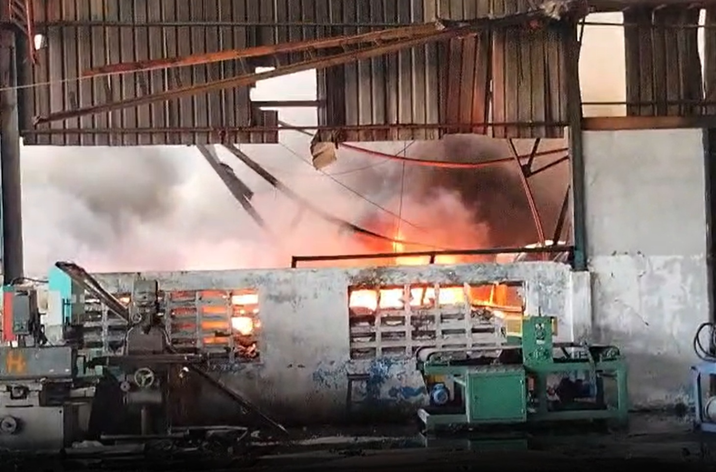 Kebakaran Gudang di Kebomas Gresik, Damkar Sempat Kesulitan Air
