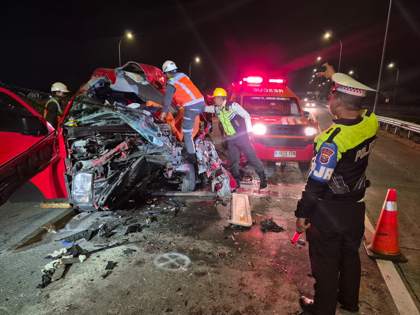 Sopir Diduga Ngantuk, 4 Meninggal Dalam Kecelakaan Hiace Tabrak Belakang Truk di Tol Jombang