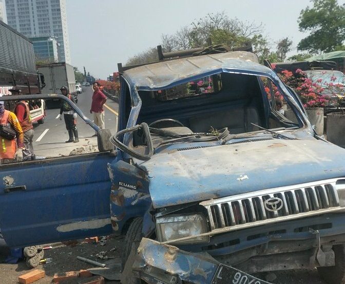 Pikap Tabrak Median Jalan di Tol Surabaya-Gresik, Empat Orang Luka