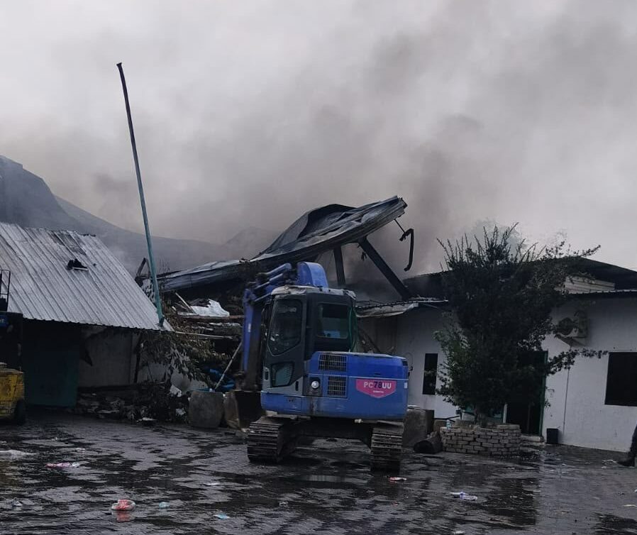 Pemadaman Pabrik Sepatu di Dlanggu Mojokerto Belum Tuntas, Alat Berat Dikerahkan