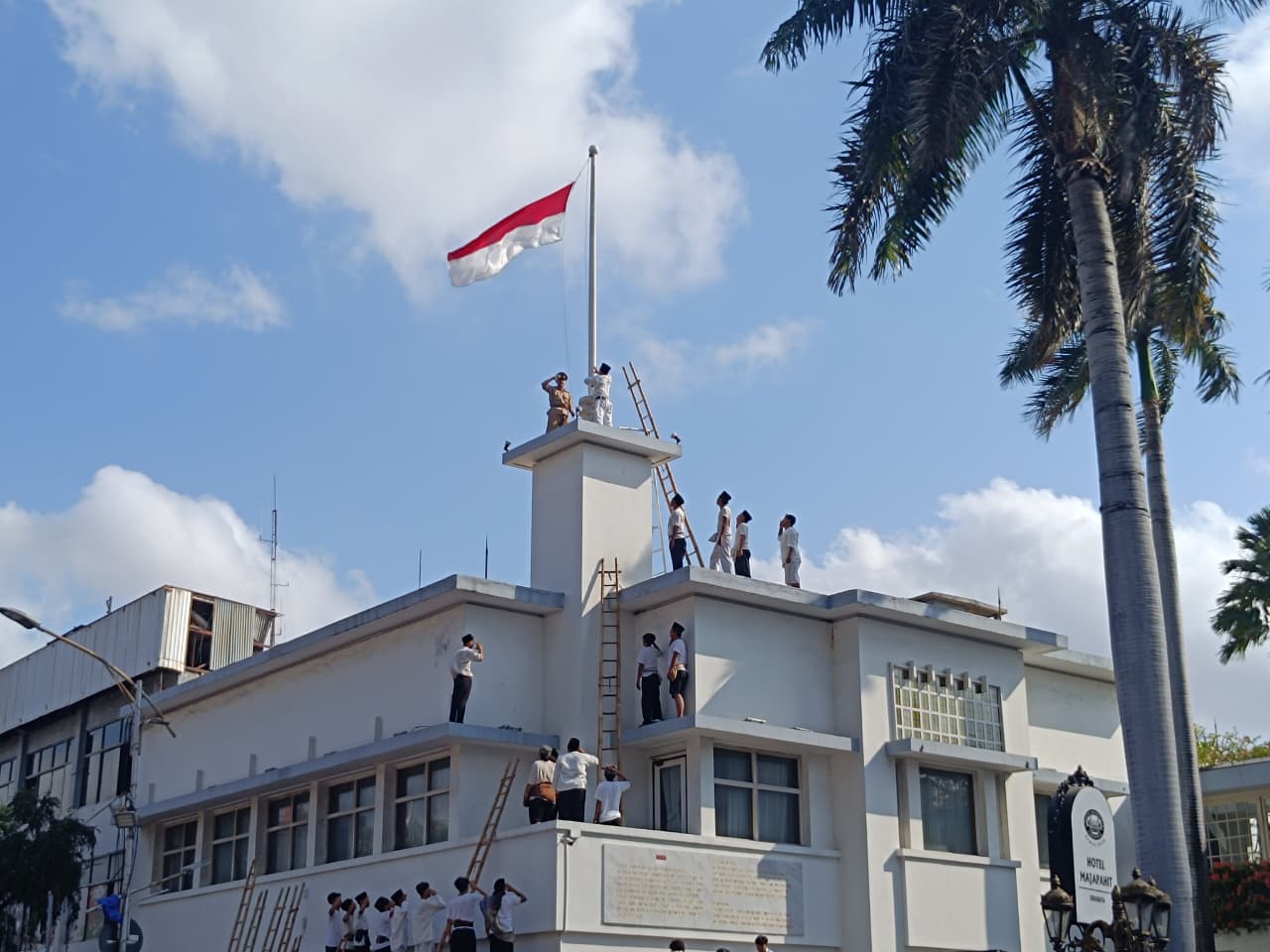 Kolosal Merah Putih Bertanya Hidupkan Kembali Peristiwa Perobekan Bendera di Surabaya