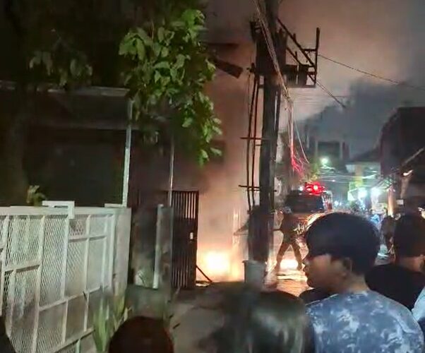 Bangunan Eks Warkop di Jalan Nginden II Surabaya Kebakaran, 6 Damkar Dikerahkan untuk Pemadaman