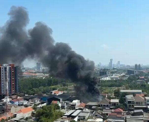 Bengkel Cat Mobil di Siwalankerto Surabaya Terbakar Senin Pagi, Asap Hitam Membumbung Tinggi
