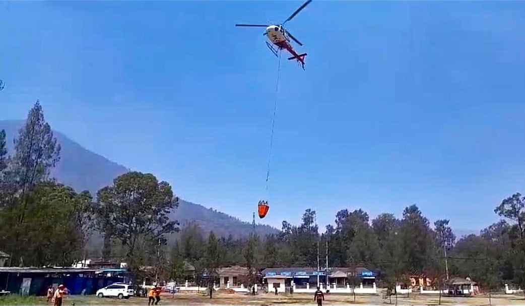 Helikopter Water Bombing Dikerahkan Padamkan Karhutla di Gunung Ijen