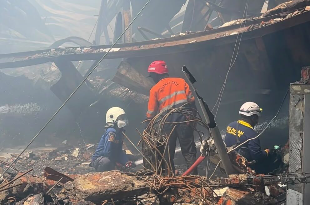 Kebakaran Lebih dari Sehari, Pabrik Sepatu di Mojokerto Hangus 2.000 Meter Persegi