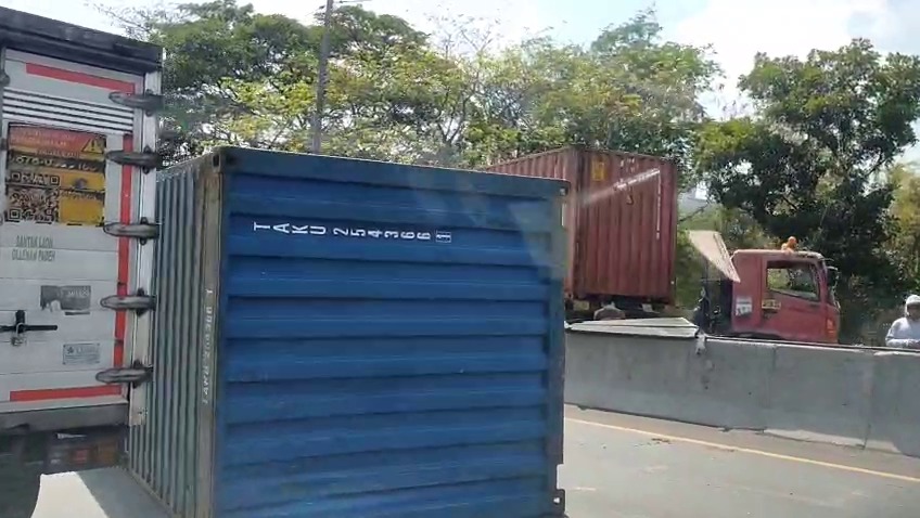 Kontainer Terlepas ke Jalur Berlawanan usai Kecelakaan, Tol Dupak-Waru Sempat Macet Panjang