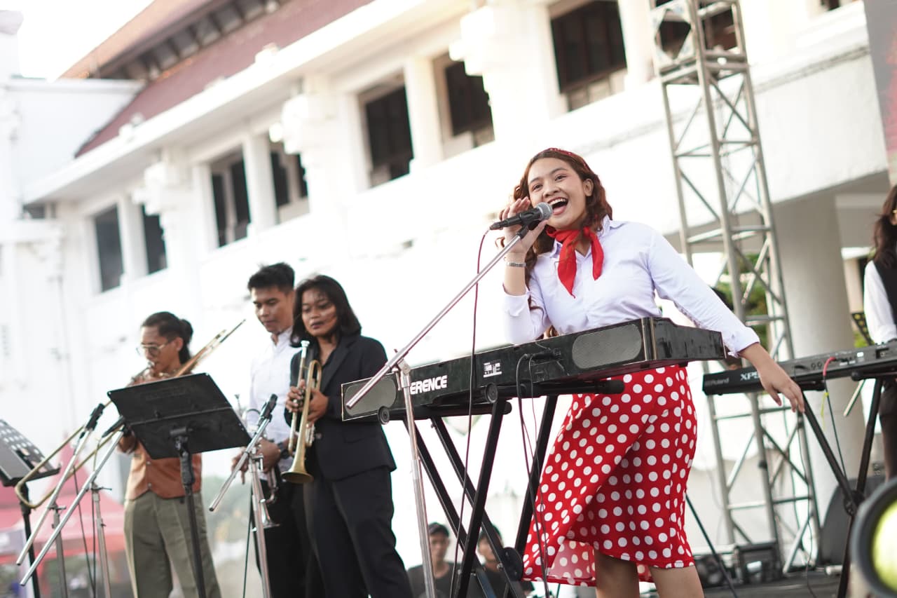 Celia Noreen and Her Band Bawakan Lagu Dangdut dengan Feel Gypsy Jazz di Bank Jatim Soerabaja Festival