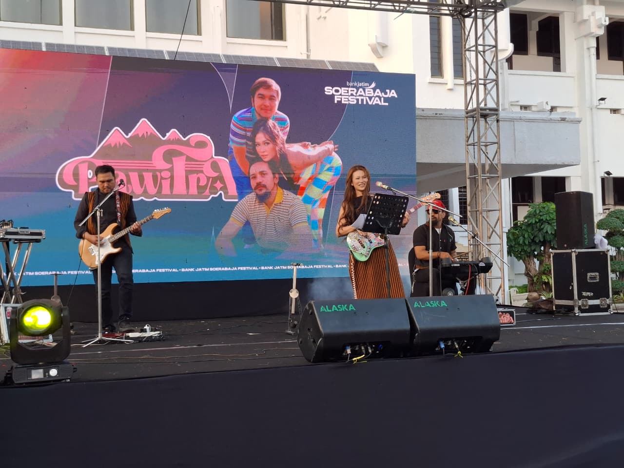 Pawitra Band Tampil Menyenangkan Penonton Bank Jatim Soerabaja Festival