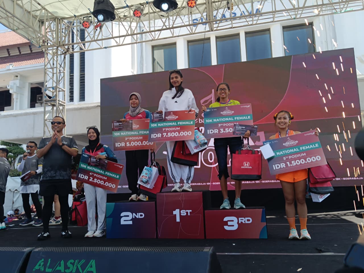 Pelari Asal Probolinggo Juara 10K National Women Bank Jatim JConnect Run Soerabaja 10K