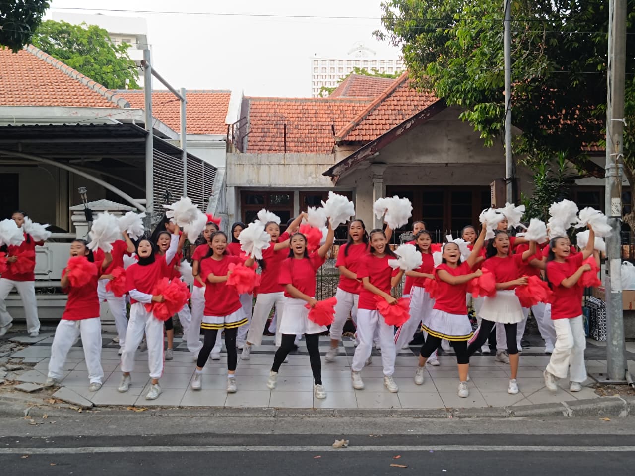 Cheering Competition Meriahkan Bank Jatim JConnect Run Soerabaja 2026