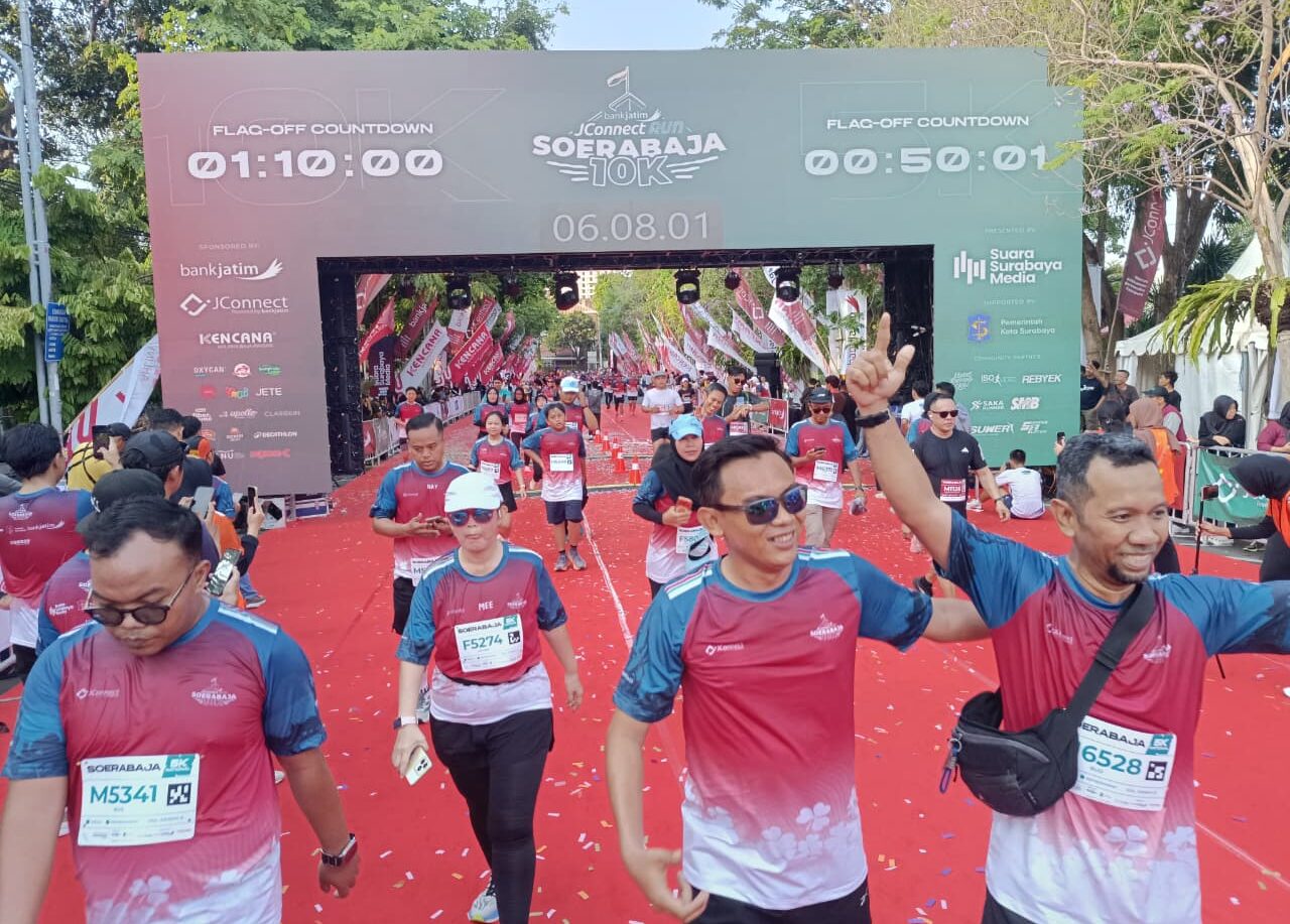 Pelari Mulai Penuhi Garis Finish Bank Jatim JConnect Run Soerabaja 10K 2026