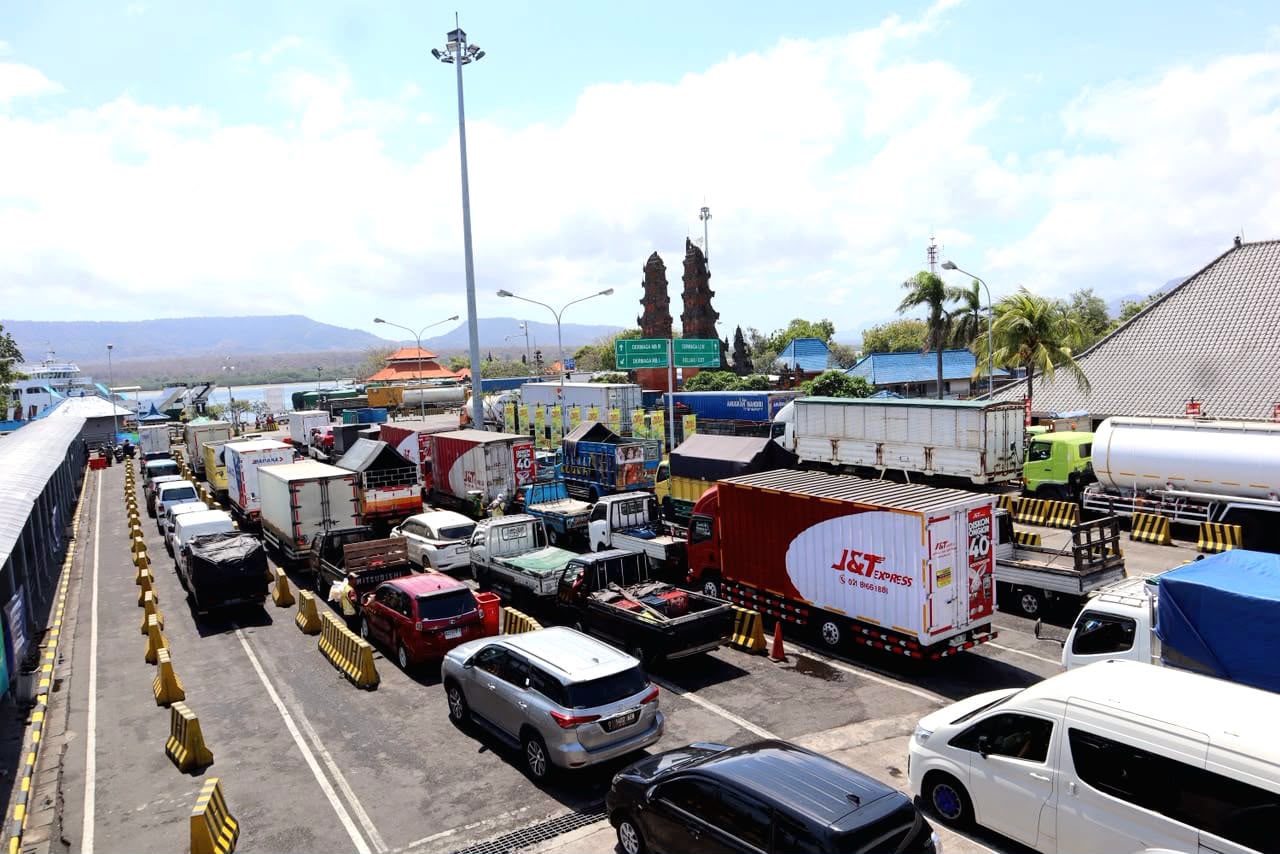 Antrean Truk di Pelabuhan Ketapang Capai 10 Km, Polisi Pilah Kendaraan di Terminal Sritanjung
