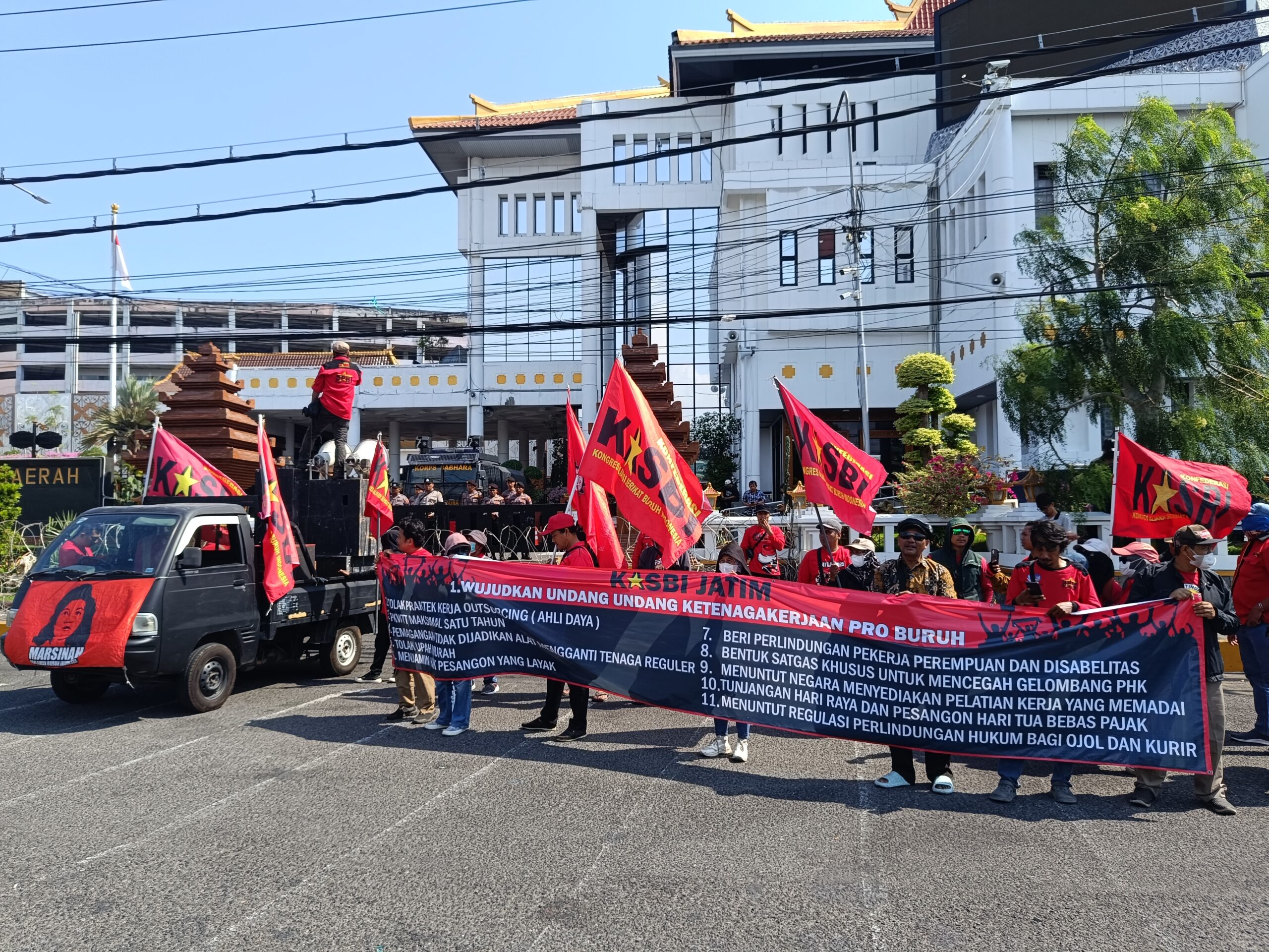 Buruh Demo DPRD Jatim, Desak UU Perlindungan Ketenagakerjaan Segera Disahkan