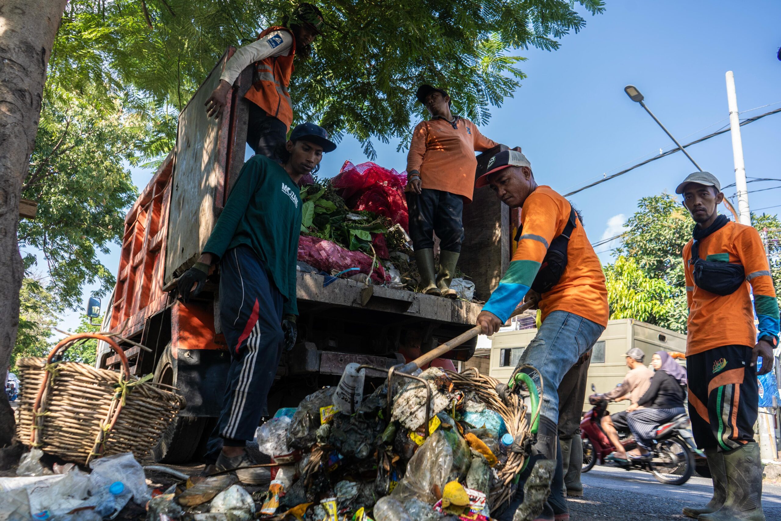 122,5 Ton Sampah Dievakuasi dari Kali Tebu Surabaya, Popok Capai 30,5 Ton