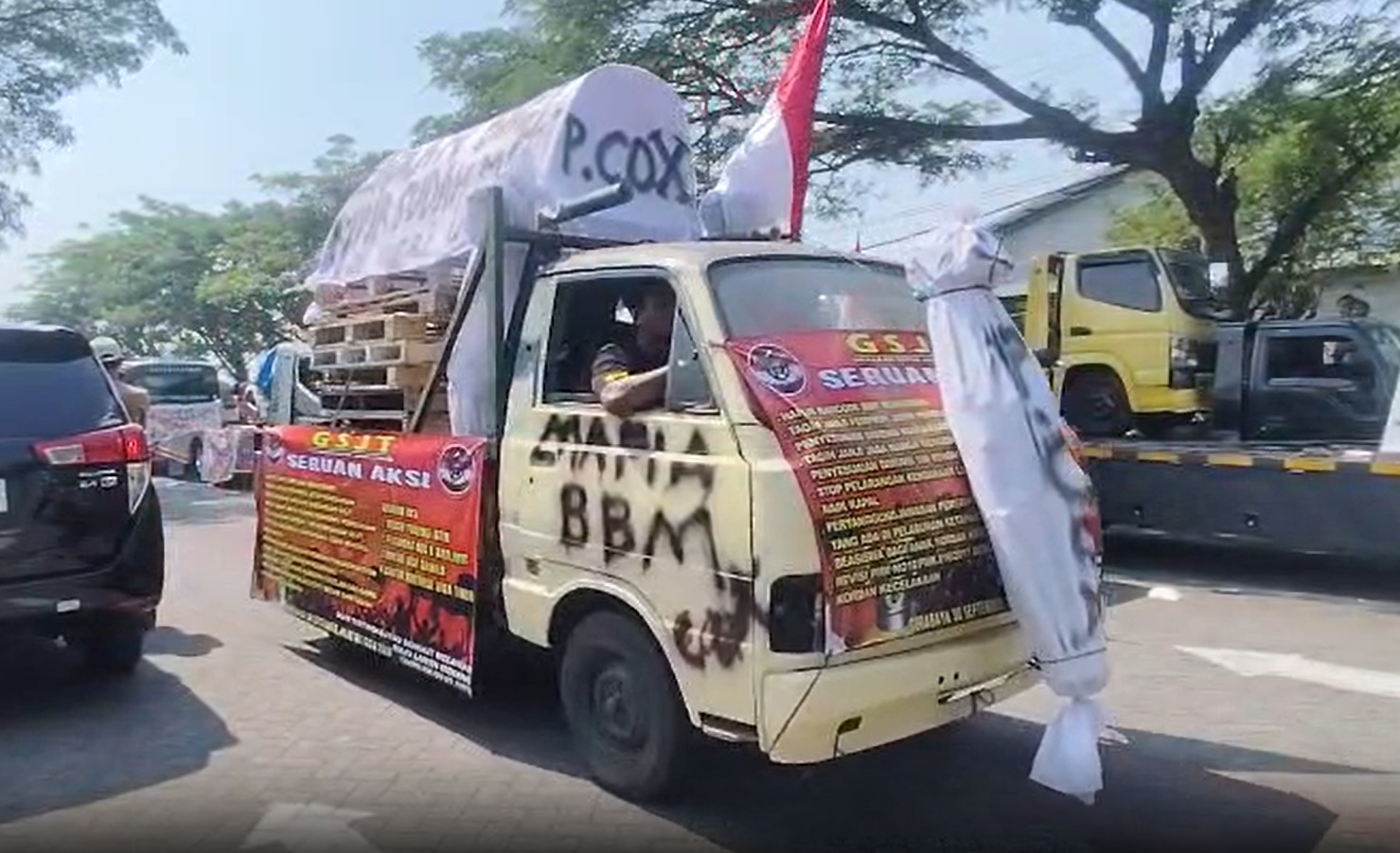 250 Truk dan Kendaraan Towing Massa GSJT Bergerak dari Sidoarjo ke Surabaya