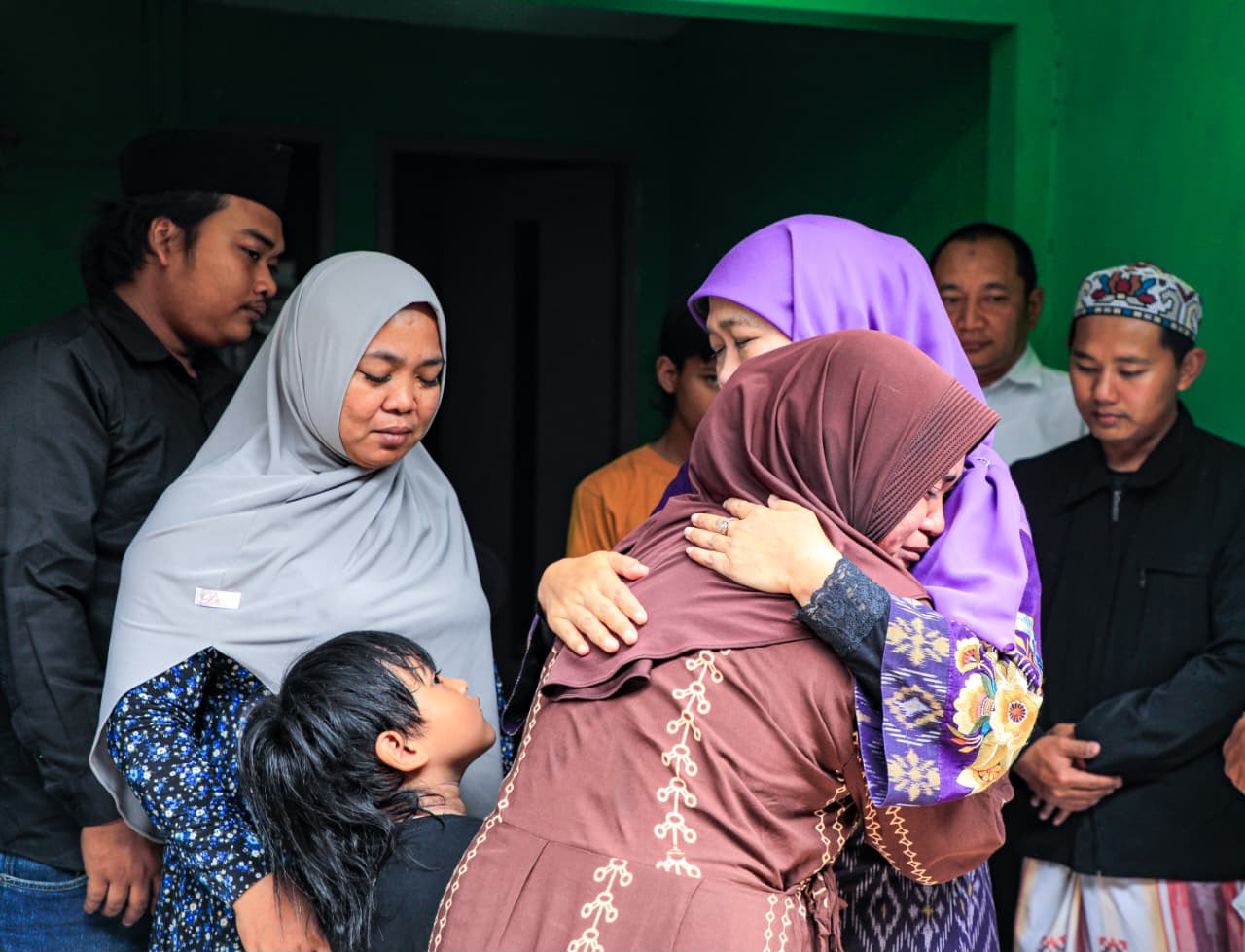 Khofifah Takziah ke Keluarga Korban KM Virgo Transport 8 di Surabaya