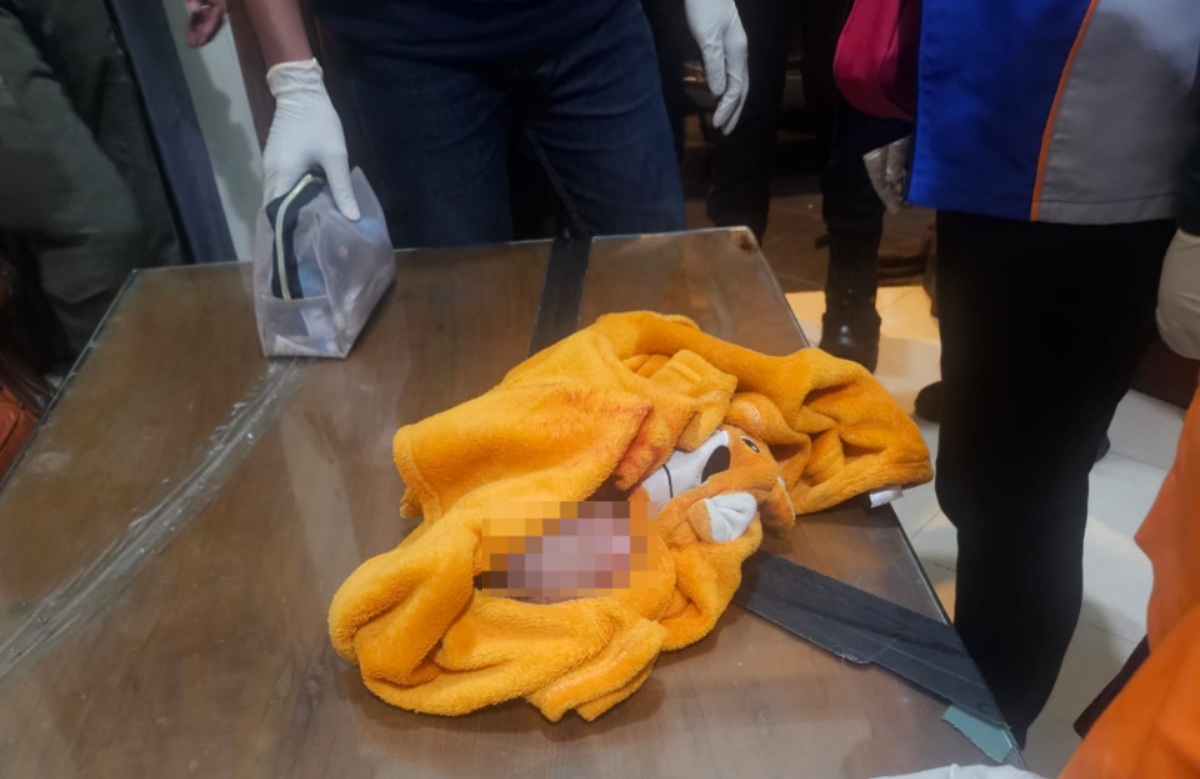 Bayi Laki-Laki Ditemukan di Teras Rumah Warga Ploso Surabaya Rabu Dini Hari