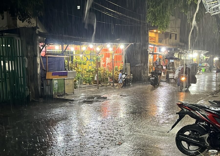 Akhirnya, Hujan Mulai Mengguyur Surabaya