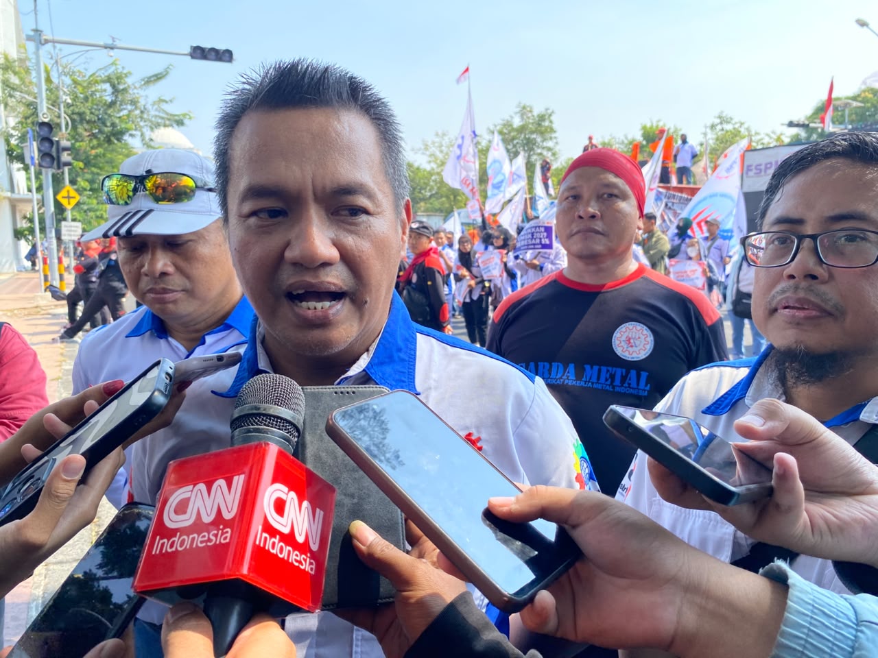 Demo di Kantor Gubernur Jatim, Ratusan Buruh Tuntut Revisi UU Perlindungan Tenaga Kerja