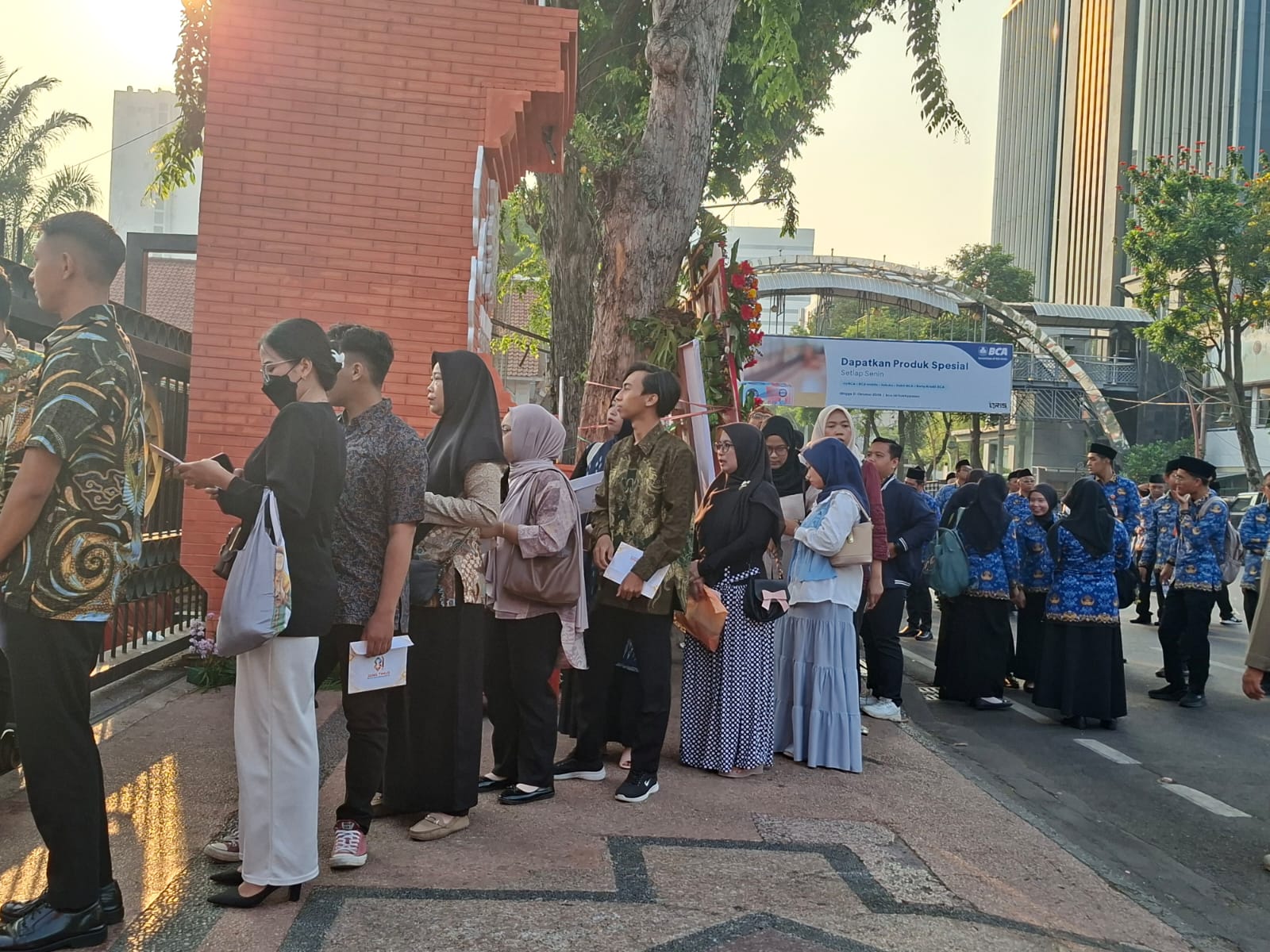 Subuh Cerita Warga War Undangan hingga Antre Sejak Subuh untuk Upacara HUT ke ...