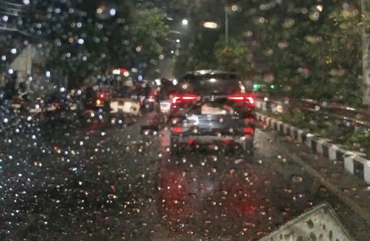 BMKG Jelaskan Penyebab Hujan di Surabaya saat Masih Musim Kemarau