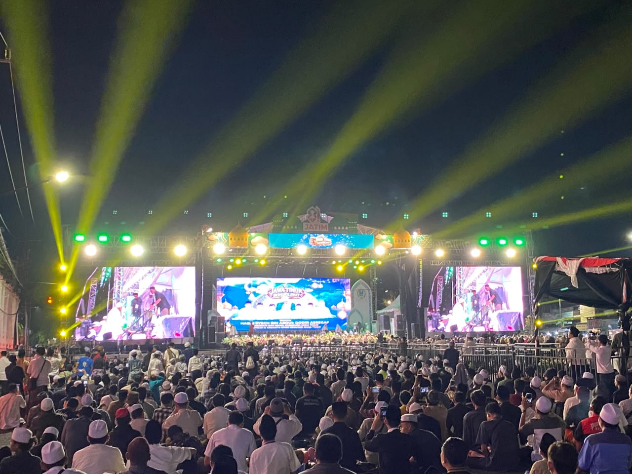 Dihadiri Habib Syech, Ribuan Masyarakat Padati Jalan Indrapura Ikuti Jawa Timur Bersholawat