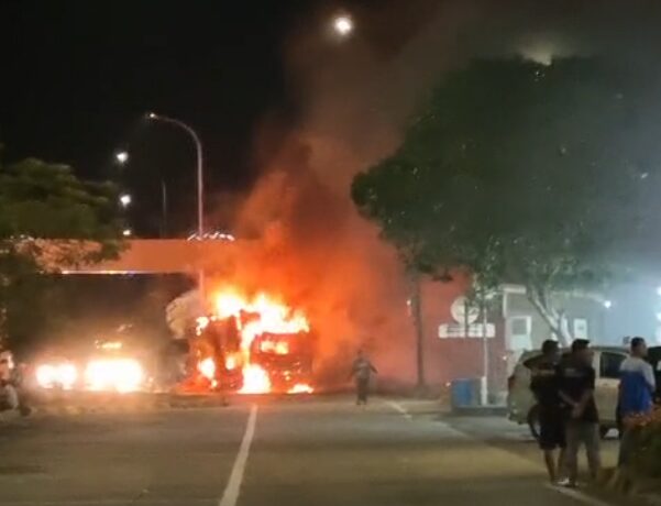 Truk Terbakar di Pintu Masuk Rest Area KM 678 Tol Kertosono Arah Surabaya