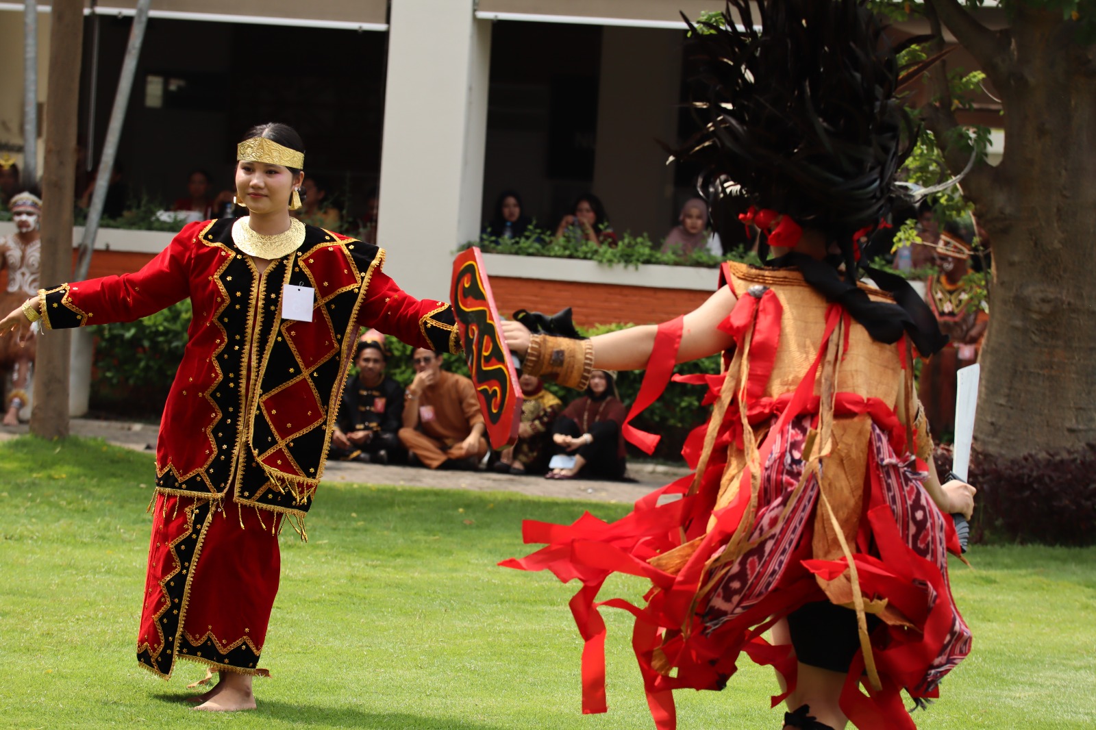 Peringati Sumpah Pemuda, AMN Surabaya Gelar Fashion Show Adat