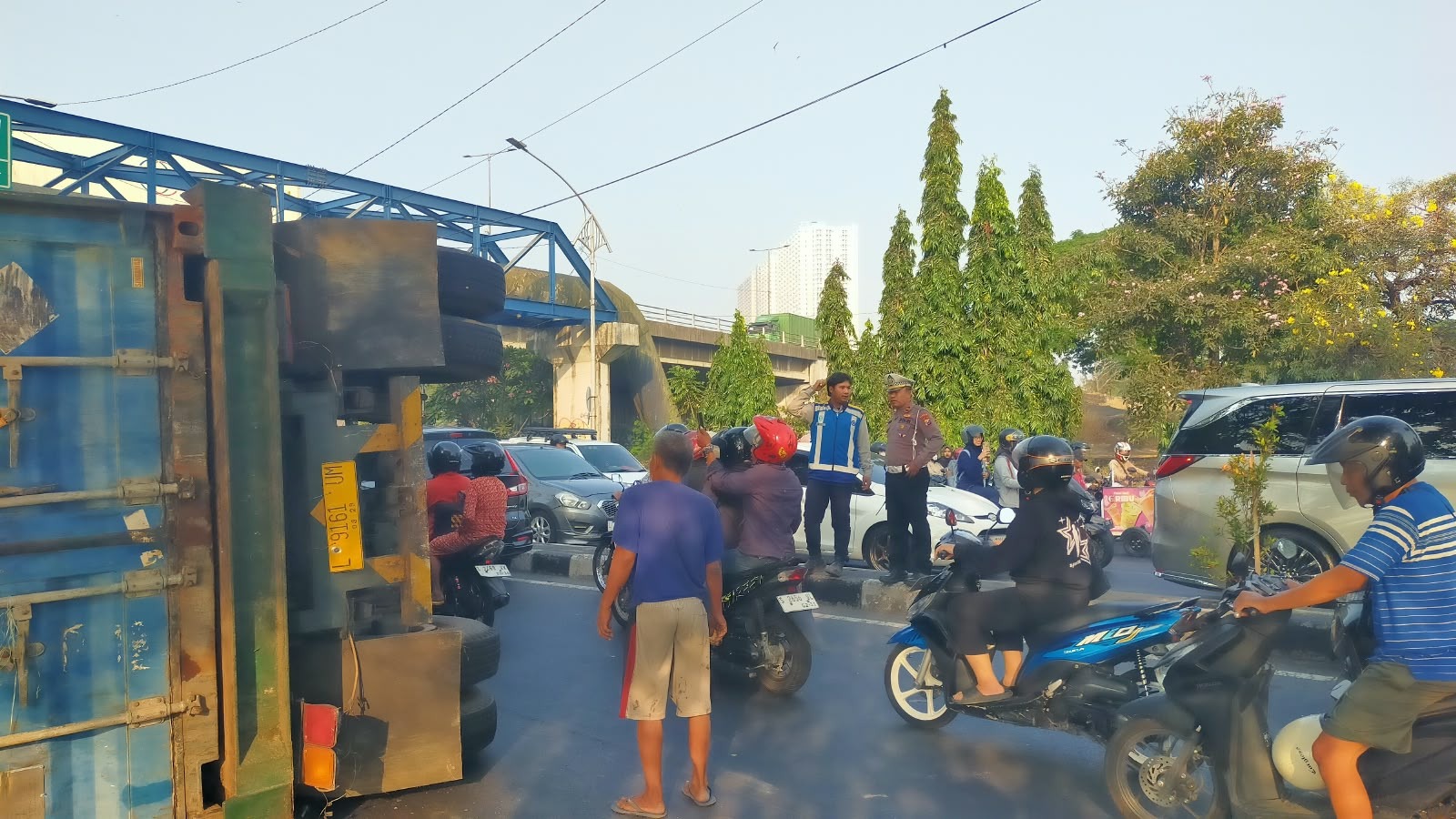 Truk Kontainer Terguling di Gunungsari Surabaya Sebabkan Macet Panjang Sejak Pagi