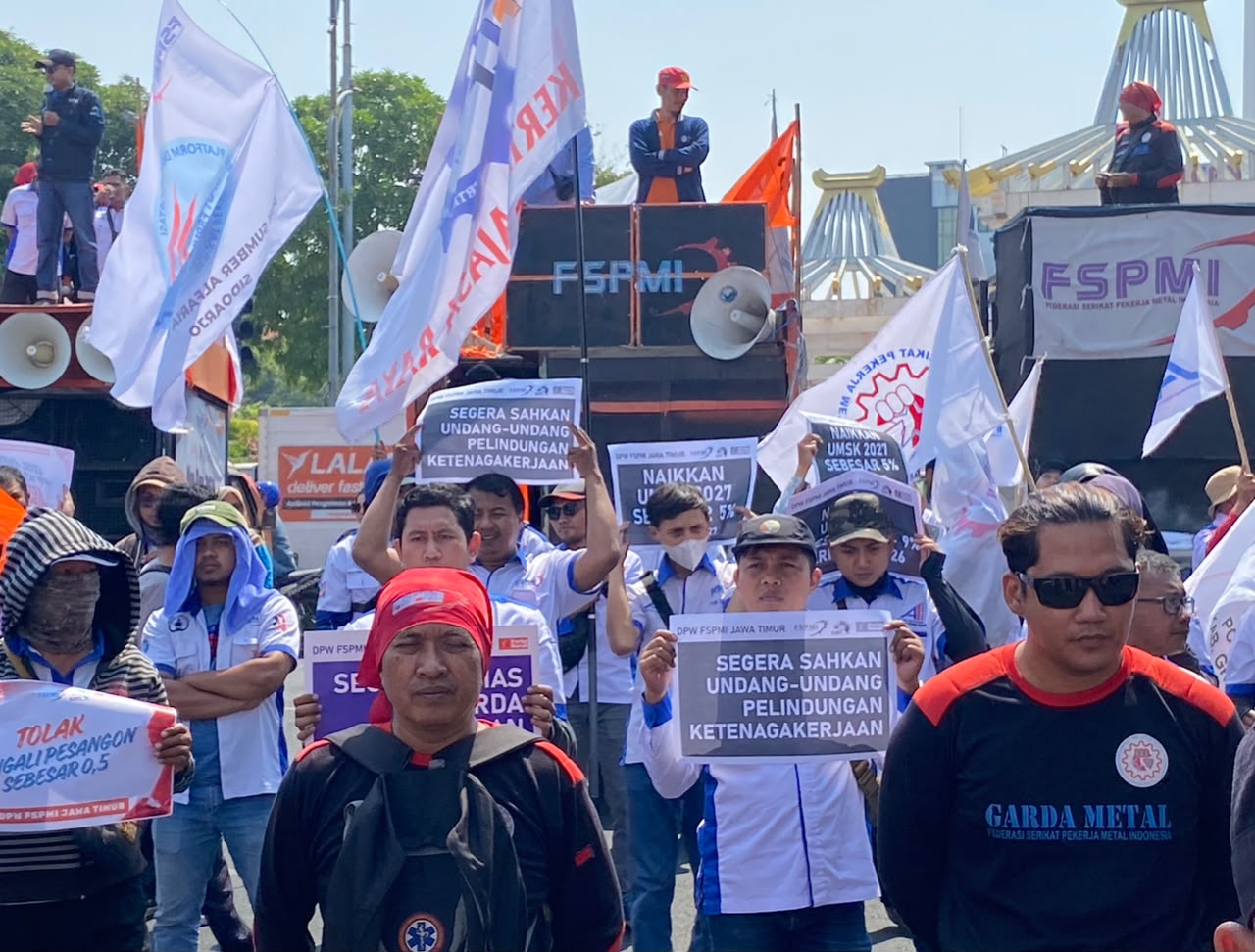 Ratusan Buruh Tiba di Kantor Gubernur Jatim Jalan Pahlawan Surabaya