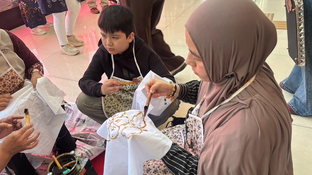 Hari Batik Nasional, Penumpang Kereta Api Mencanting di Stasiun Gubeng