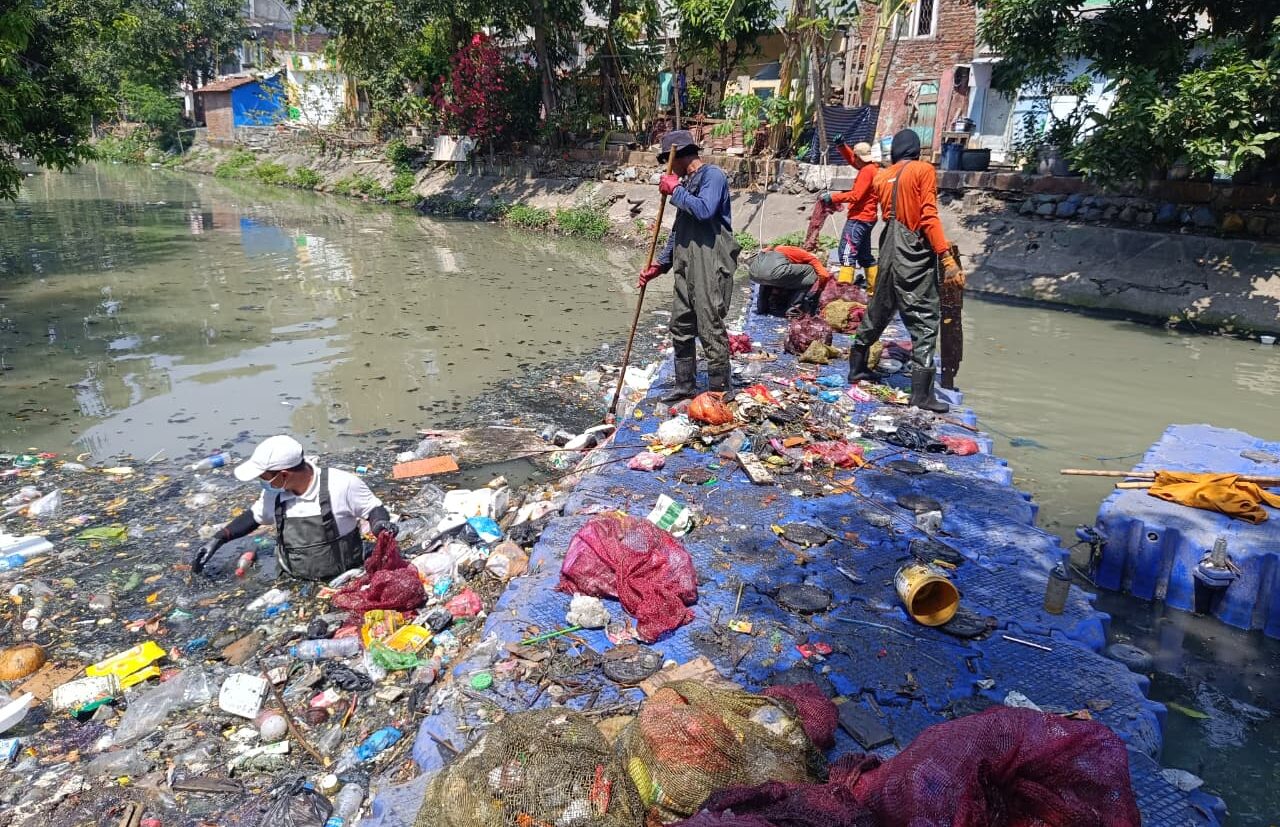 130 Ton Sampah Diangkut dari Kali Tebu Surabaya, Popok Sekali Pakai Mendominasi