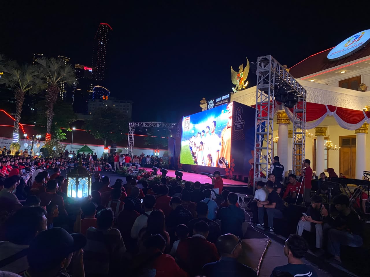 Ribuan Warga Padati Grahadi untuk Nobar Final Indonesia Vs Tailan