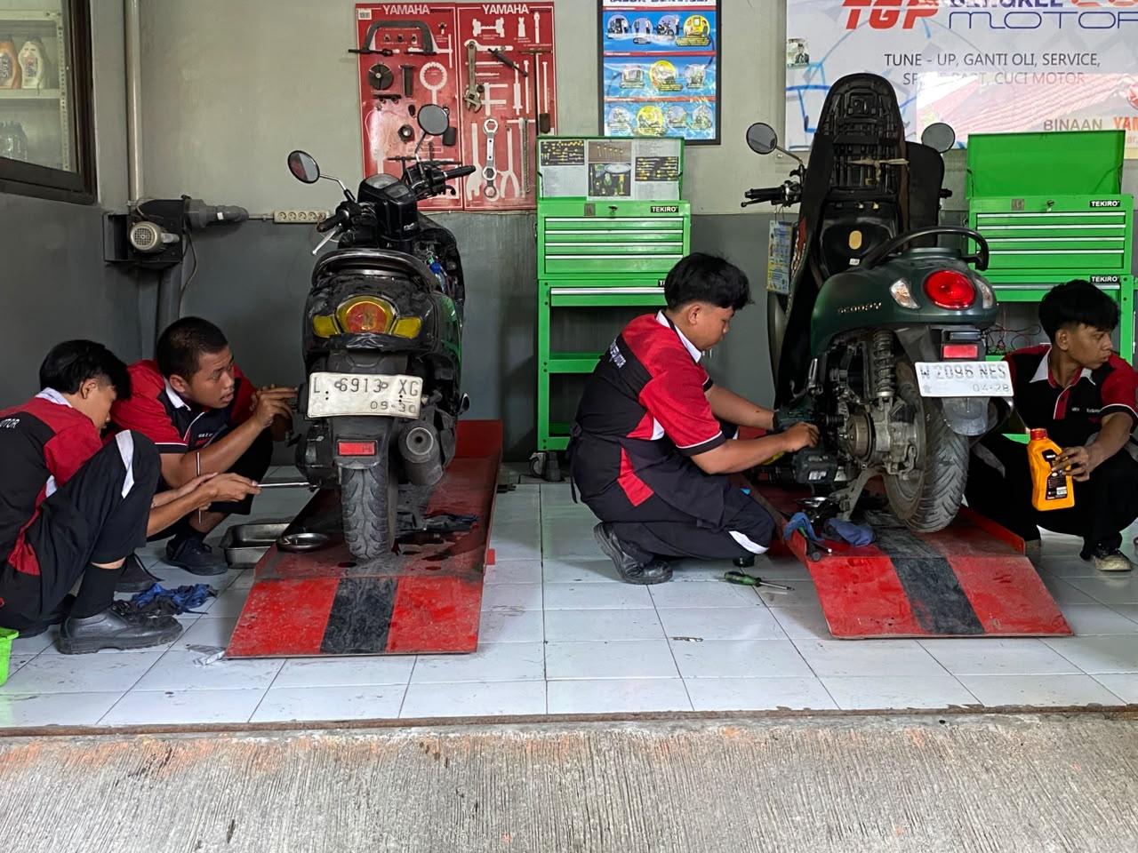 Program HUT ke-81 Jatim, Warga dan Ojol Serbu Servis Motor Gratis di SMKN 2 Surabaya