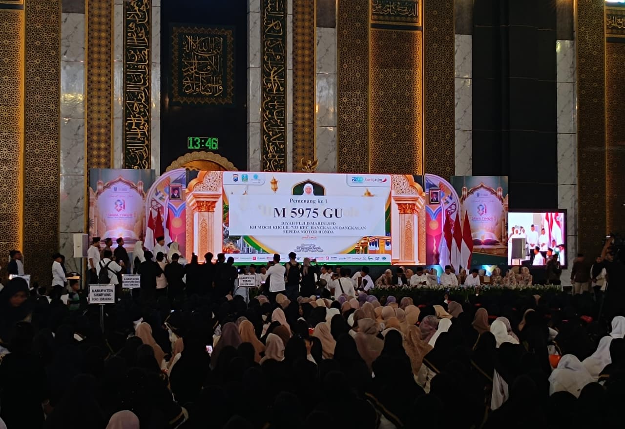 Pemprov Jatim Berikan Paket Tabungan Umrah untuk 12 Wajib Pajak Patuh