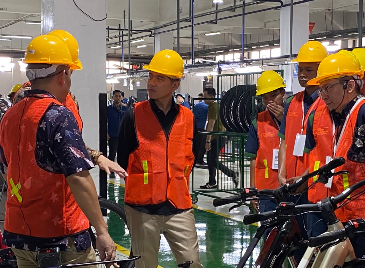 Gibran Wapres Kunjungi Pabrik Sepeda di Sidoarjo, Dorong Penyelarasan Pendidikan dan Kebutuhan Industri