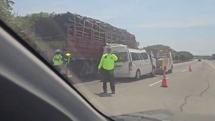 Minibus Diduga Angkut Suporter PSS Sleman Kecelakaan di Tol Madiun