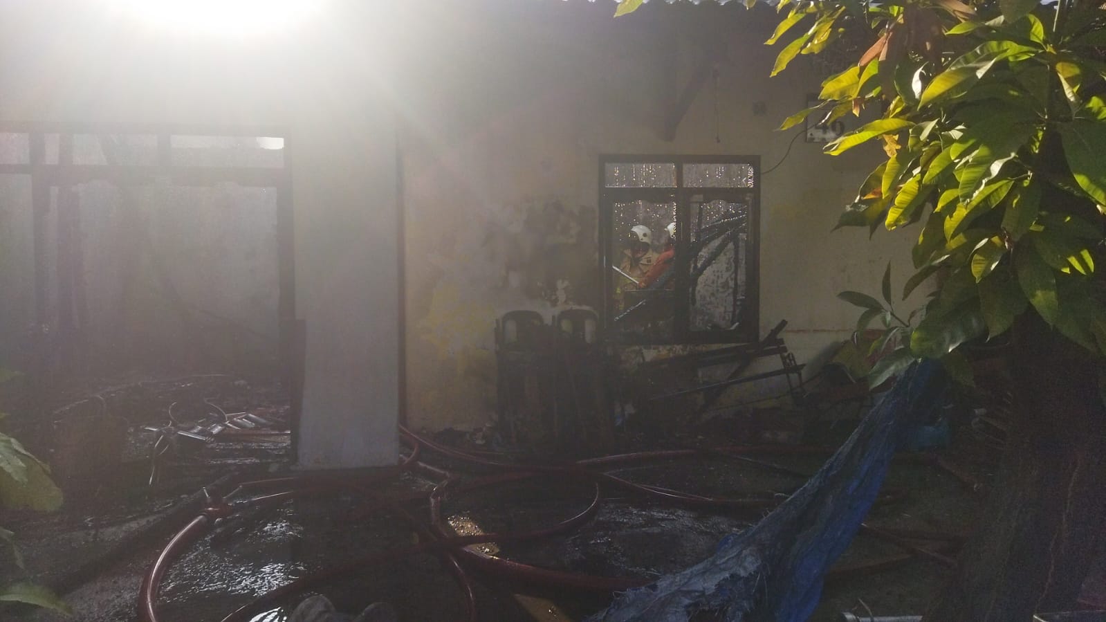 Rumah yang Dijadikan Bengkel Motor di Kutisari Surabaya Terbakar Selasa Sore
