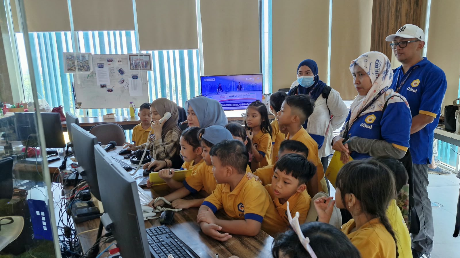 Siswa SD Cikal Surabaya Intip Proses Produksi Berita di Suara Surabaya Media