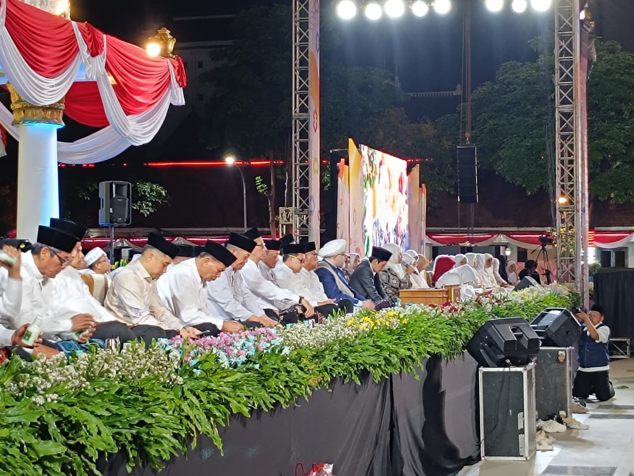 Ribuan Masyarakat Berselawat dalam Tabligh Akbar Peringatan Hari Santri dan Hari Jadi Jatim