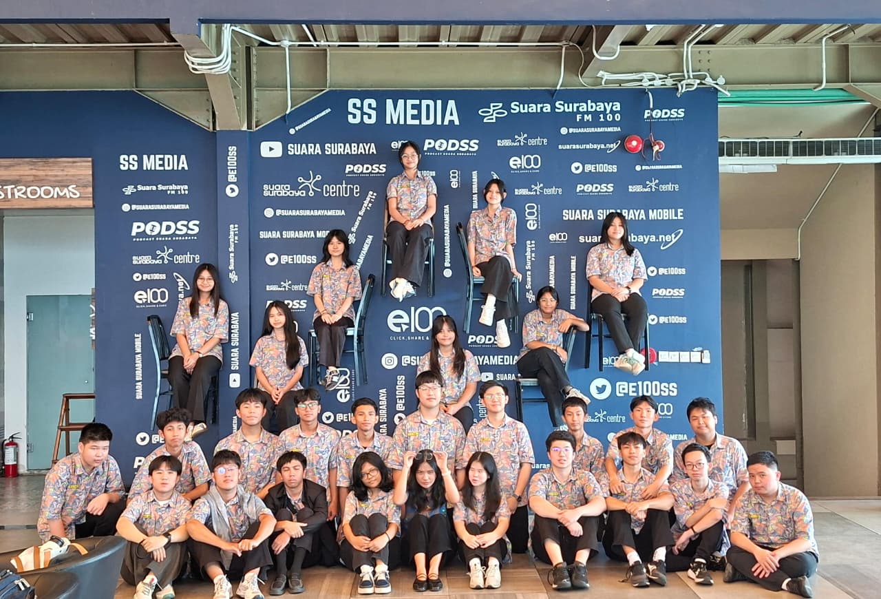 Siswa SMA Kristen Petra 4 Sidoarjo Belajar Kode Etik Jurnalistik di Suara Surabaya Media