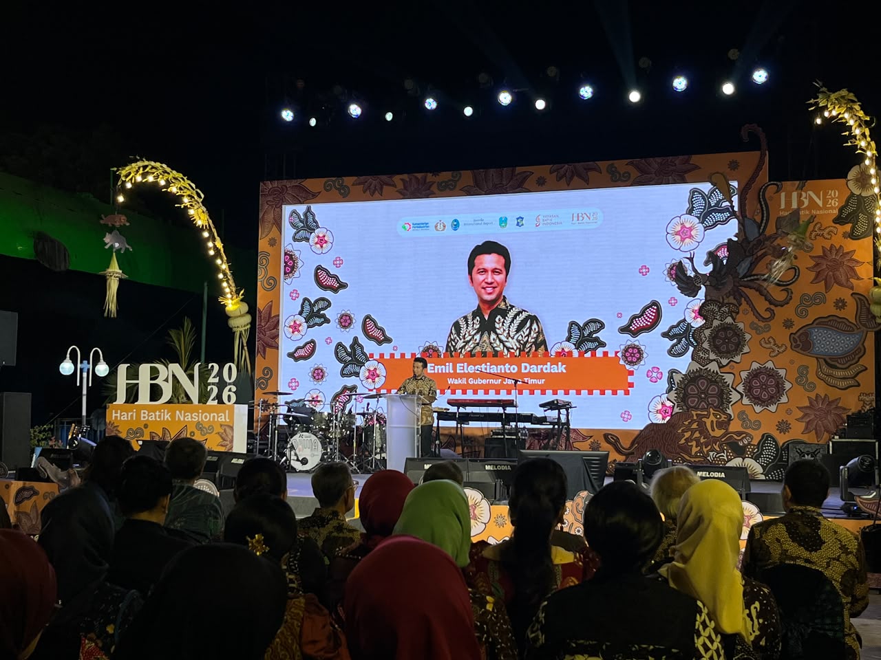 Emil Dardak Ajak Daerah Perluas Panggung Batik di Puncak Hari Batik Nasional